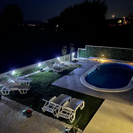 Marta 3 Bedrooms, 2 Baths And Pool *