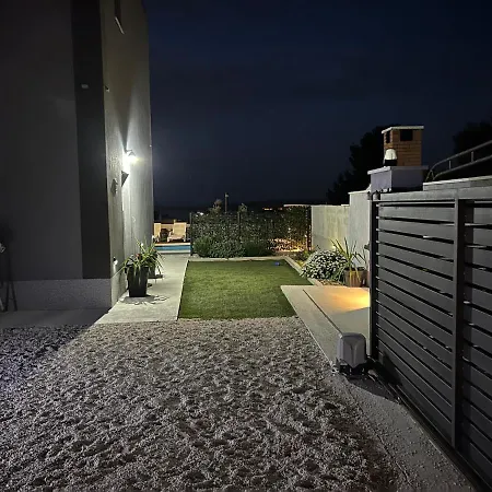 Apartment Marta 3 Bedrooms, 2 Baths And Pool Kastel Stafilic