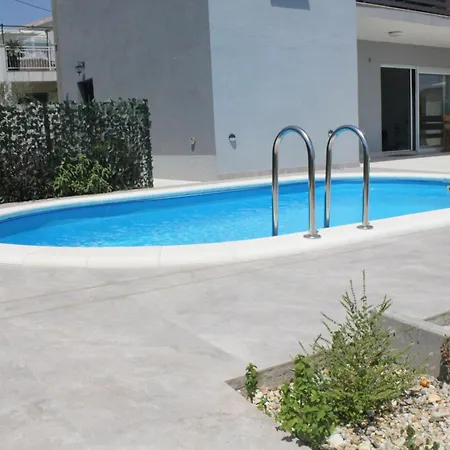 Marta 3 Bedrooms, 2 Baths And Pool *